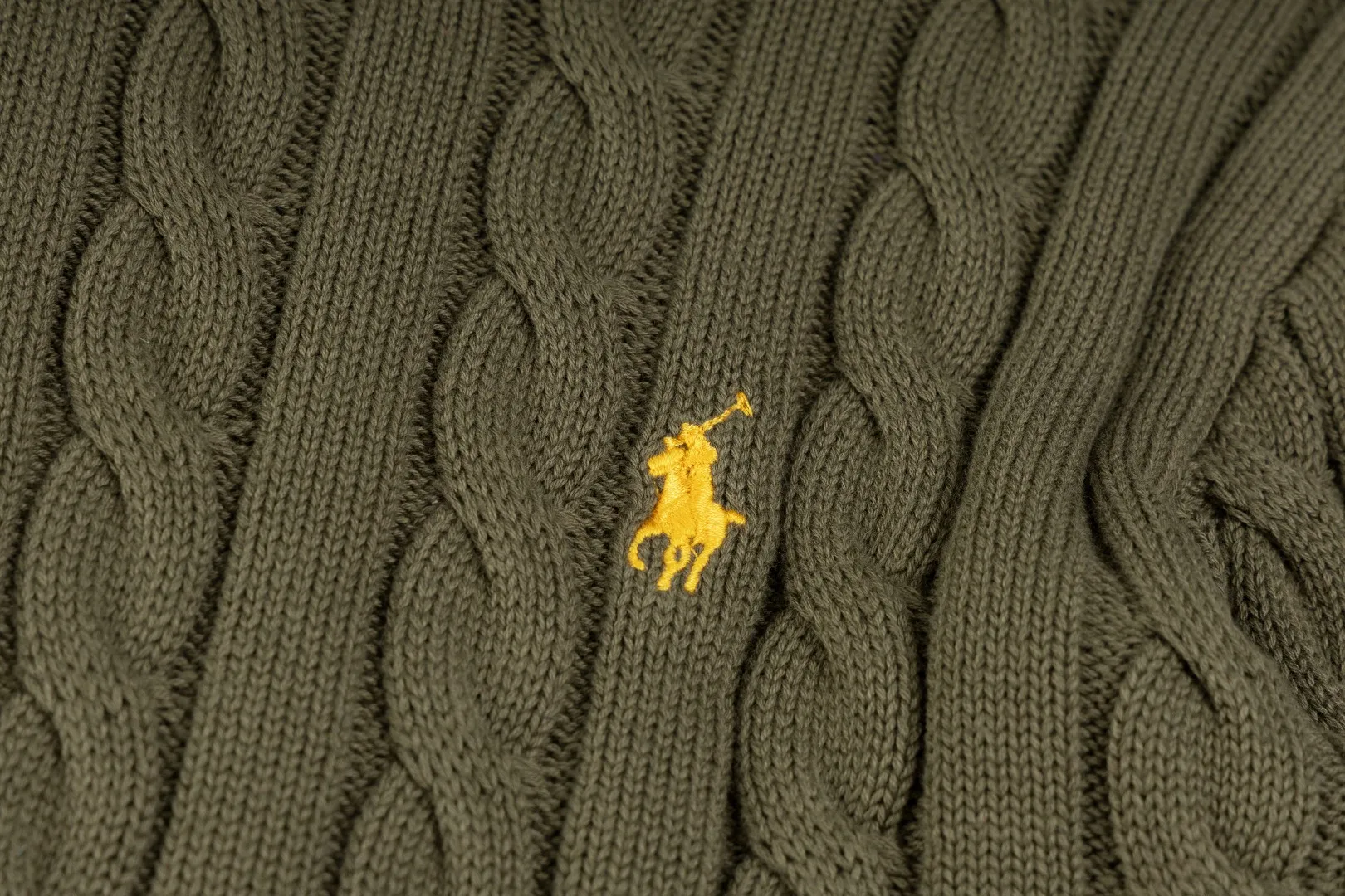 P236 #R92 RALPH LAUREN Ralph Lauren fifteen colors classic small label embroidery logo turtleneck pullover half-zip knitted cable sweater with high-density LOGO embroidery on the chest and original customized tag accessories. Made of pure cotton yarn, pure cotton is skin-friendly and comfortable, small label war horse embroidered twist turtleneck sweater 🐎 high quality, follow the blogger to learn how to wear it! Let’s buy a Ralph Lauren cable sweater. It’s a super hard-to-find series after it became popular. It’s hard to find one on the official website. It’s simple and practical to wear, with a lazy and loose feel. The thickened fabric has more texture, feels soft and delicate, and has a loose fit. Whether worn alone or layered, you can wear different styles of fashion with just one piece!   Size：XS S M L